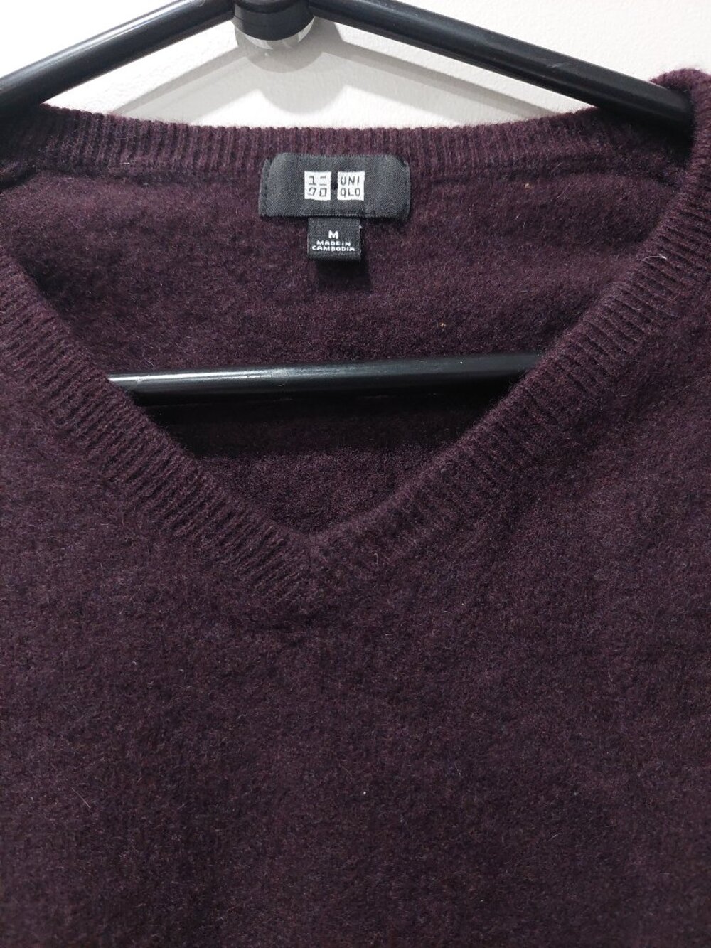 Uniqlo Women's Sz M 100% Cashmere V-neck Knit Sweater Dark Burgundy
